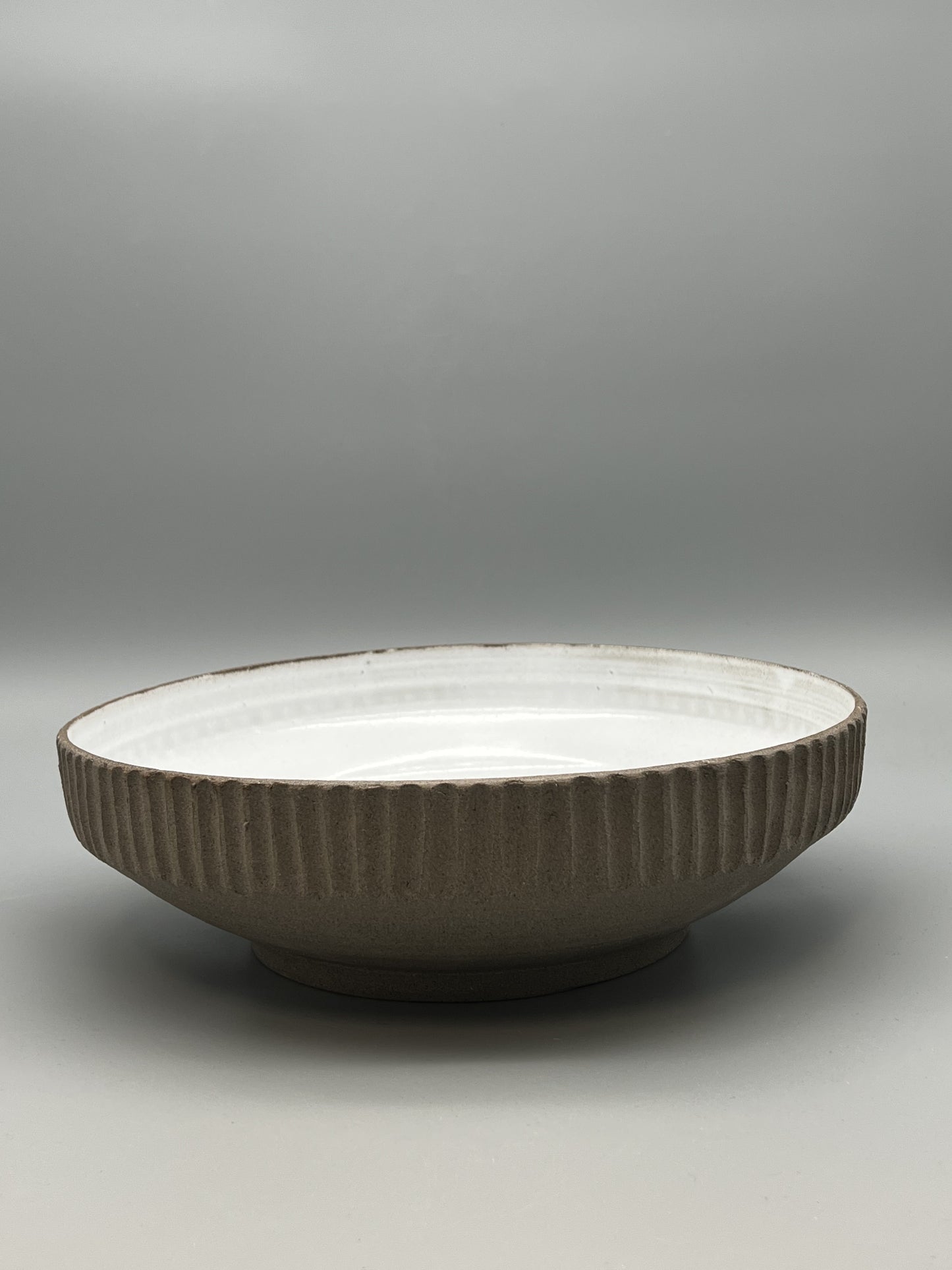 Serveringsskål │Mullvad/vit med karvad kant