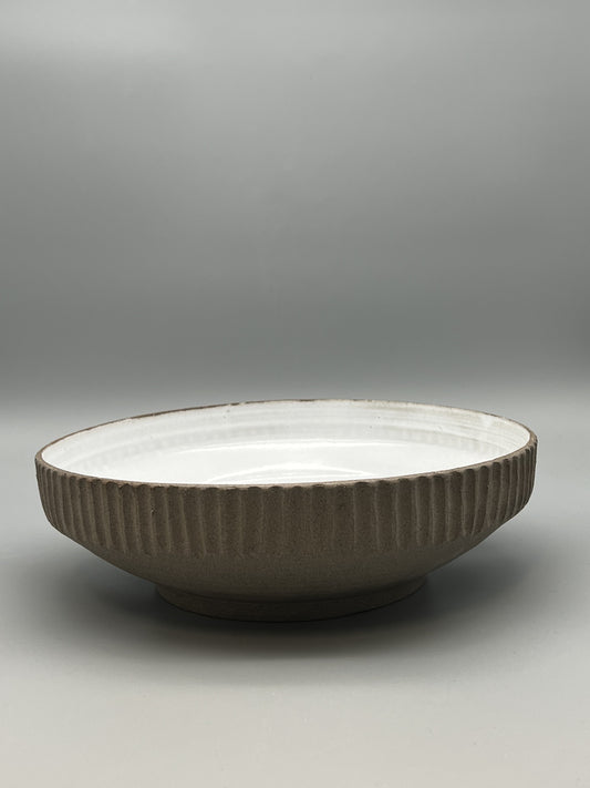 Serveringsskål │Mullvad/vit med karvad kant