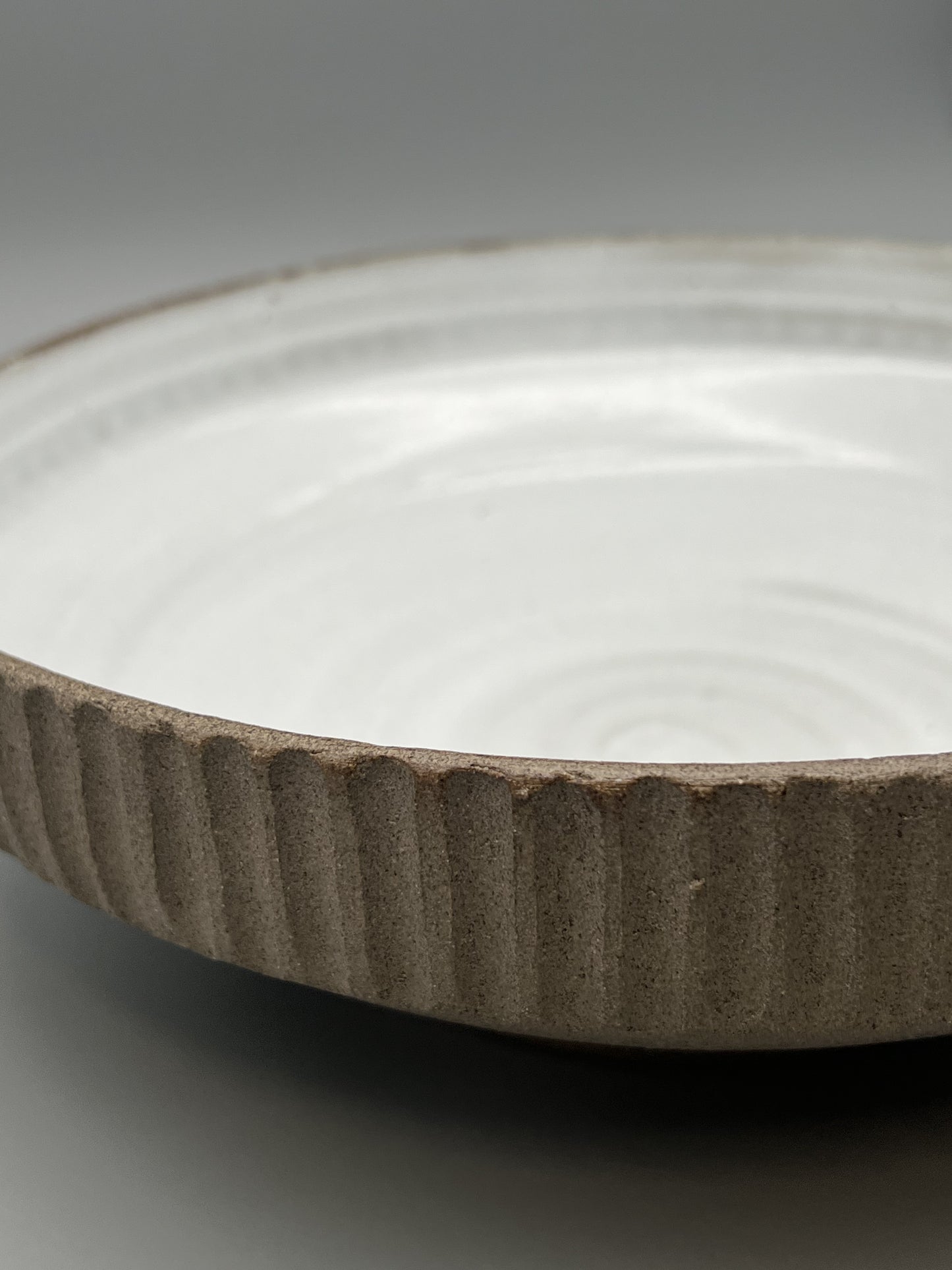 Serveringsskål │Mullvad/vit med karvad kant