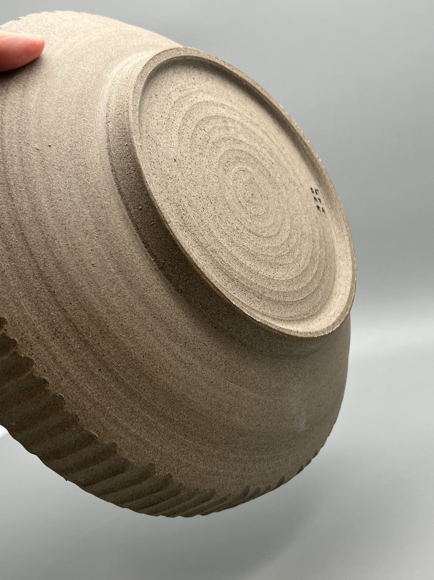 Serveringsskål │Mullvad/vit med karvad kant